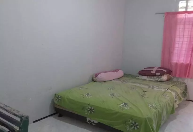 ホテル Oyo Life 93284 Kos Cendana Raya