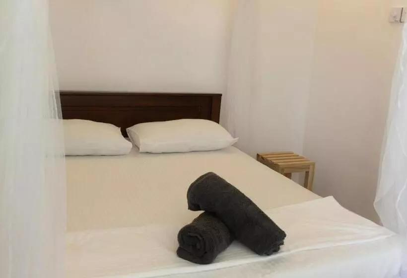 The Stables Hotel Midigama