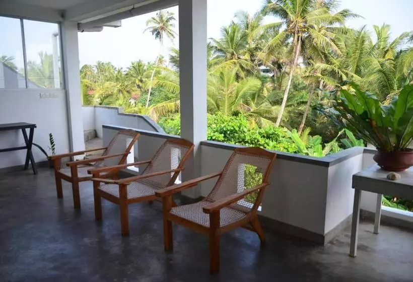 The Stables Hotel Midigama