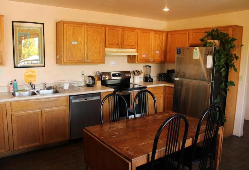 Ashland Commons Hostel