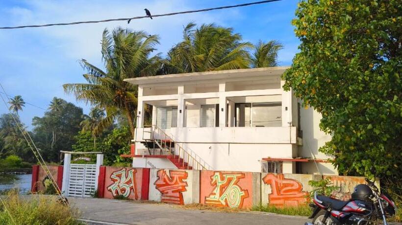 Aamiaismajoitus (B&B) Funky Art Beach Home