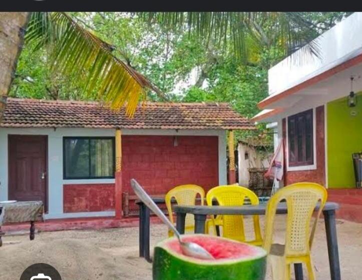 Aamiaismajoitus (B&B) Funky Art Beach Home