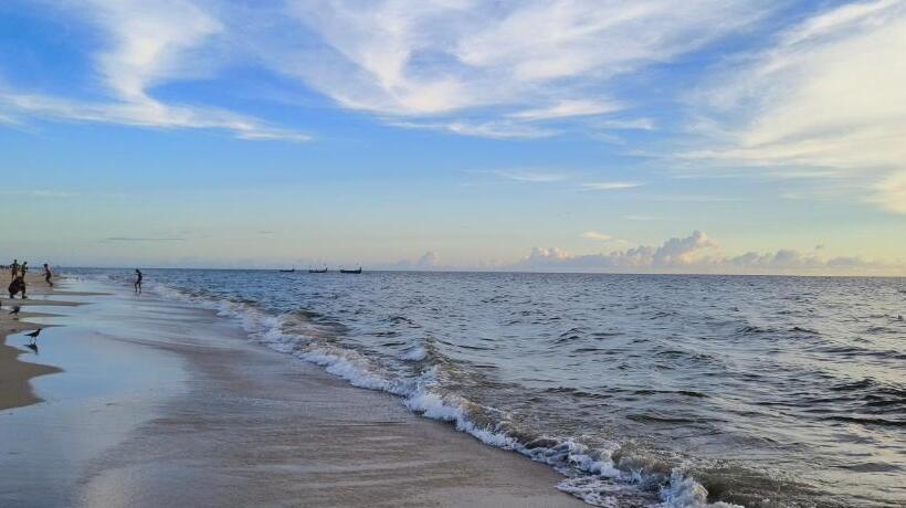 Aamiaismajoitus (B&B) Funky Art Beach Home