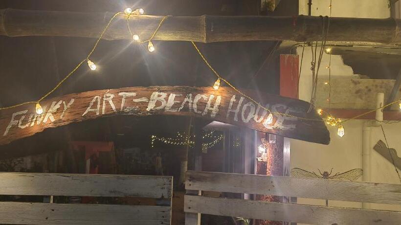 Aamiaismajoitus (B&B) Funky Art Beach Home