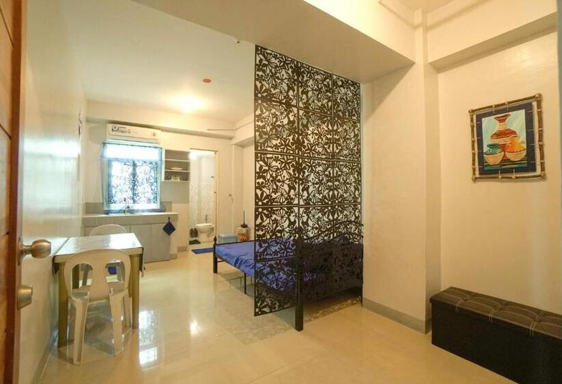 Pension B Backpackers Transient