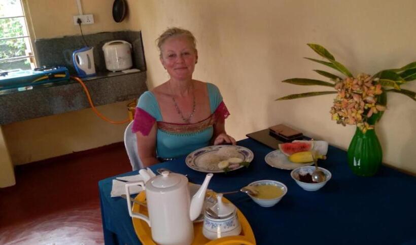 بنسيون Sanjeewa Inn