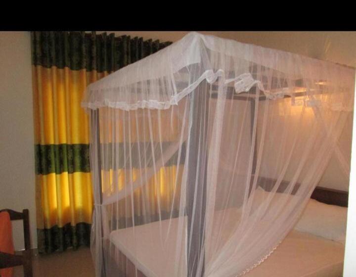 بنسيون Sanjeewa Inn