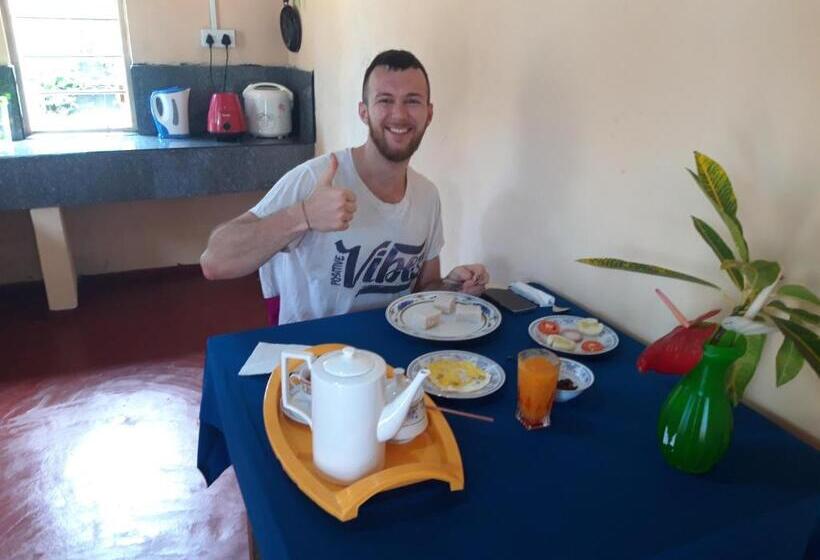 بنسيون Sanjeewa Inn