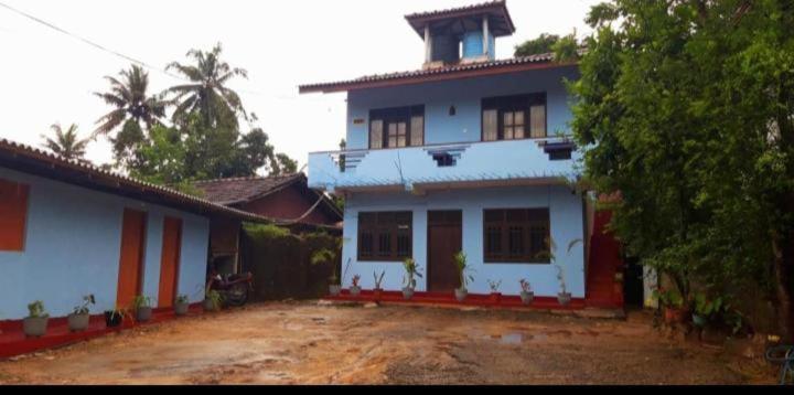 بنسيون Sanjeewa Inn