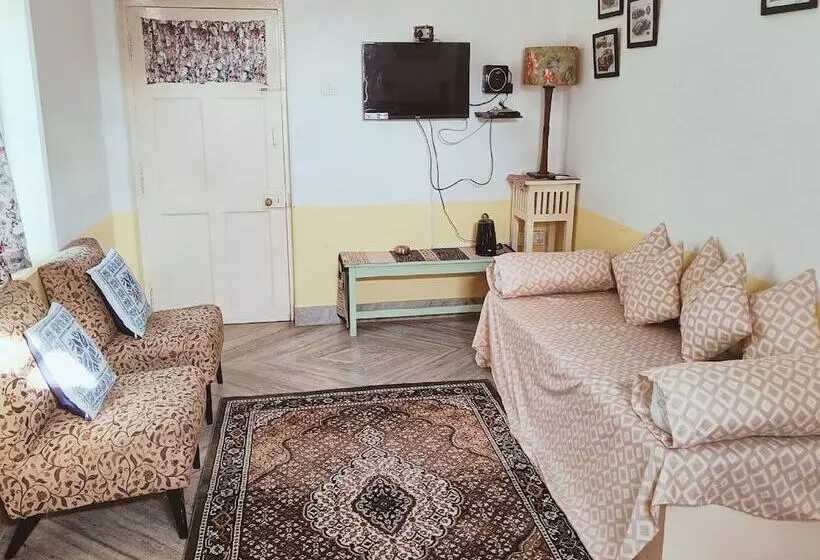 تختخواب و صبحانه La Address Retreat   The Heritage Homestay