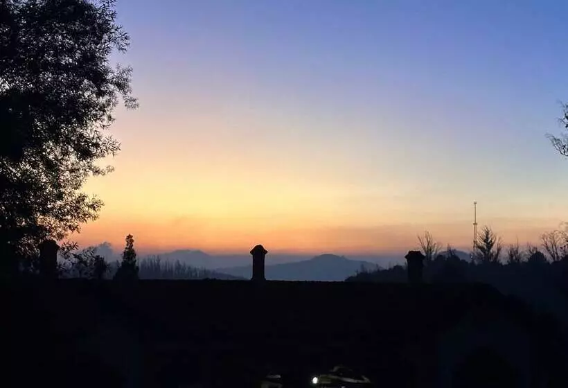 تختخواب و صبحانه La Address Retreat   The Heritage Homestay