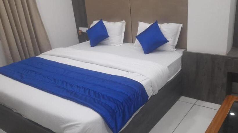 ホテル Adhunik Palace