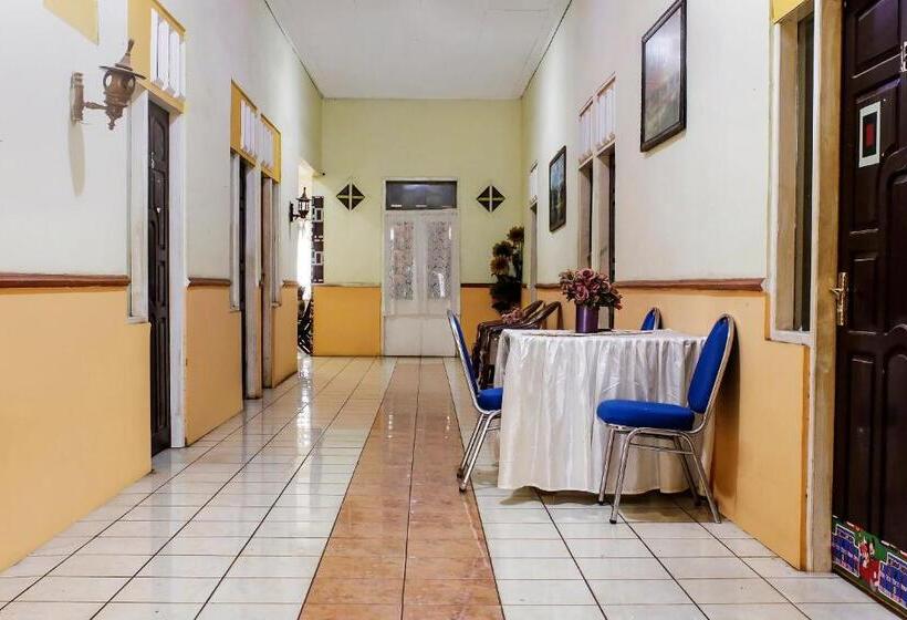 Hotel Oyo 93521 Wisma Flamboyan