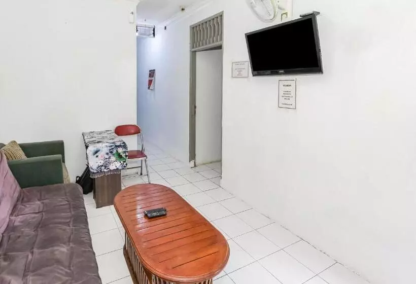 ホテル Spot On 93515 Pulo Gebang Guest House