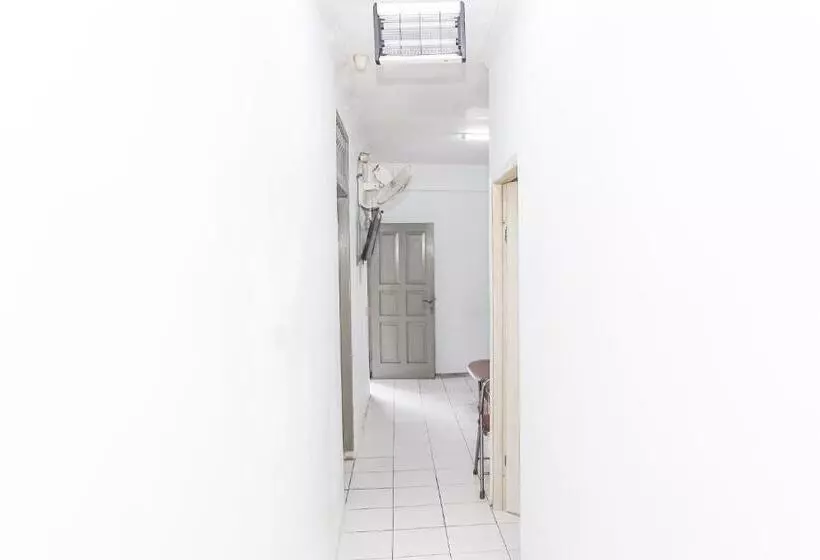 ホテル Spot On 93515 Pulo Gebang Guest House
