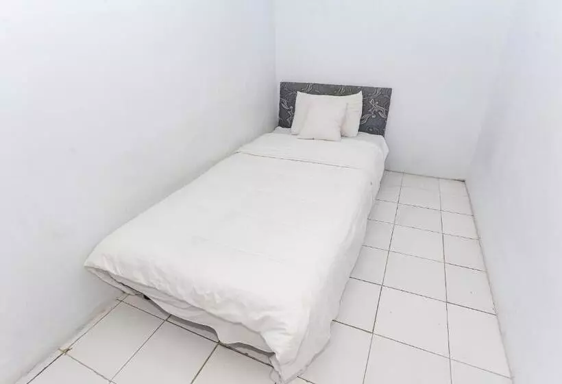 ホテル Spot On 93515 Pulo Gebang Guest House