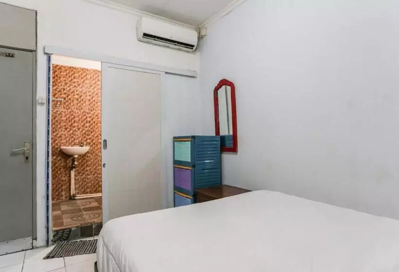 ホテル Spot On 93515 Pulo Gebang Guest House