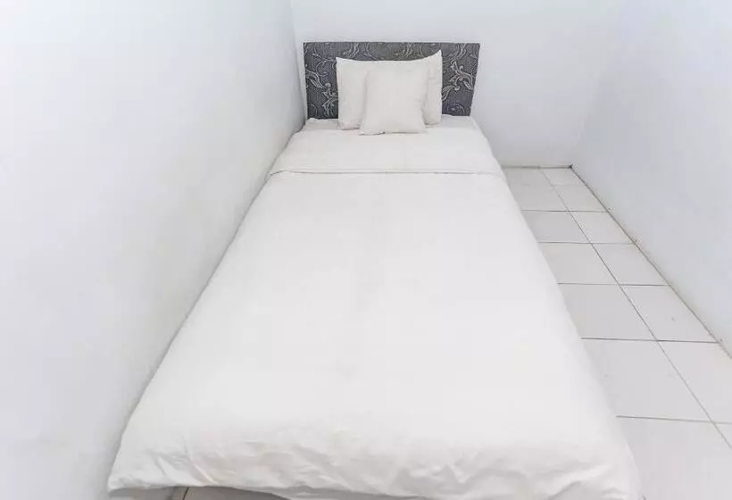 ホテル Spot On 93515 Pulo Gebang Guest House