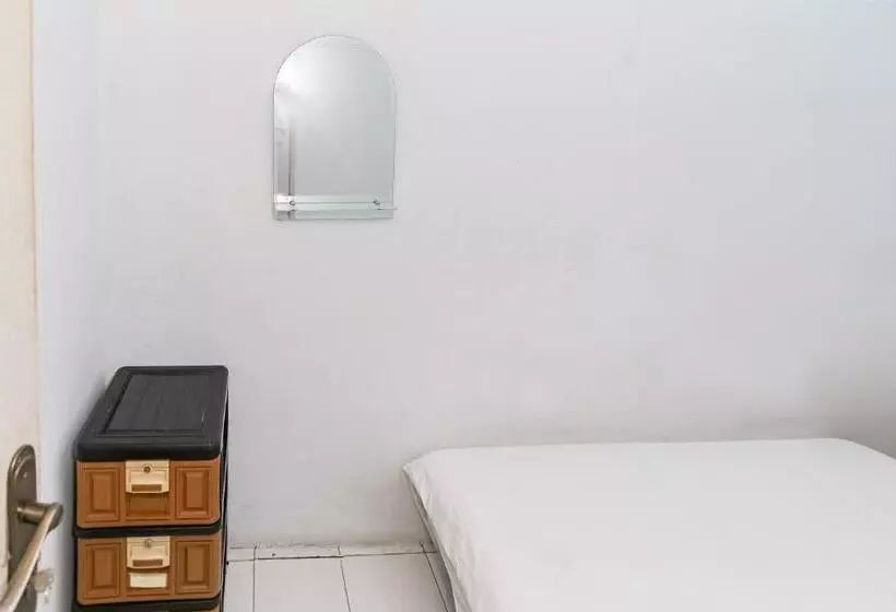 ホテル Spot On 93515 Pulo Gebang Guest House