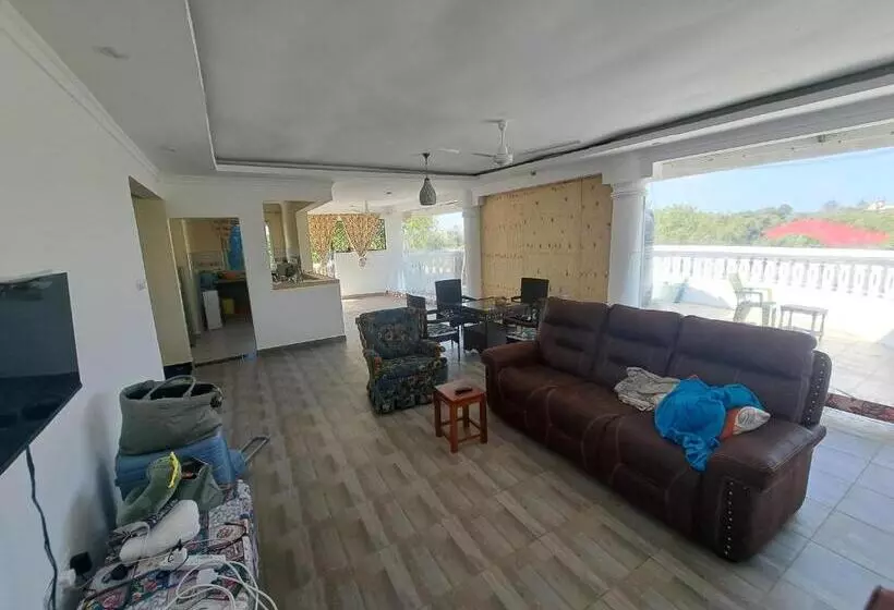 پانسیون Diamond Sands Villa