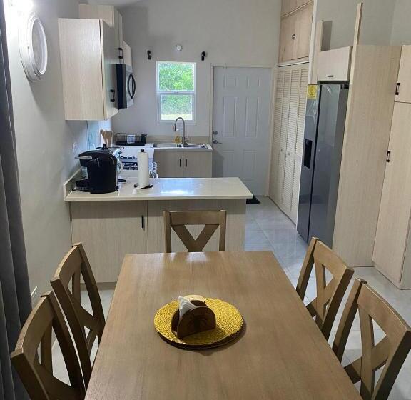 تختخواب و صبحانه Pru’s Paradise