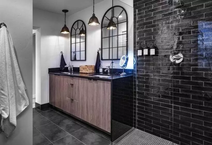 Hotelli Pitchner Place Creekfront Hot Tub Fire Pit