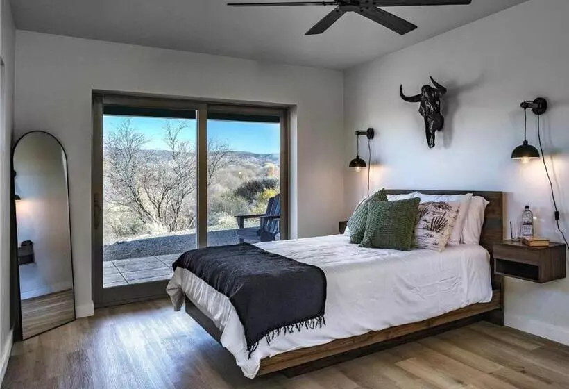 Hotelli Pitchner Place Creekfront Hot Tub Fire Pit