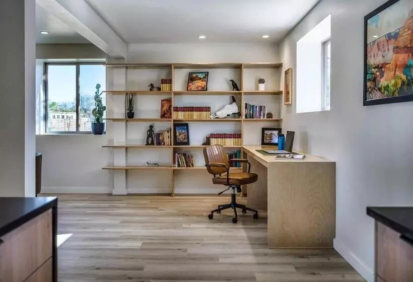 Hotelli Pitchner Place Creekfront Hot Tub Fire Pit