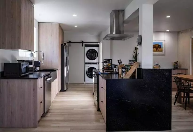 Hotelli Pitchner Place Creekfront Hot Tub Fire Pit