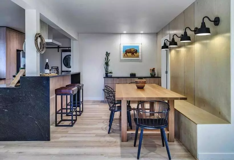 Hotelli Pitchner Place Creekfront Hot Tub Fire Pit