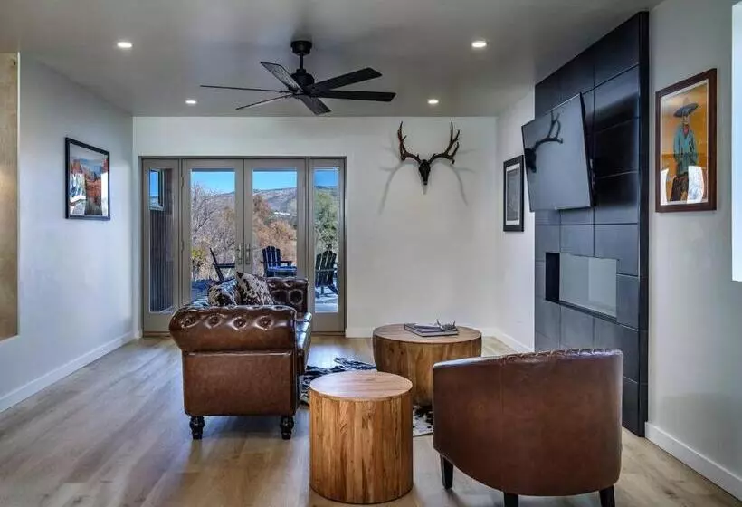 Hotelli Pitchner Place Creekfront Hot Tub Fire Pit