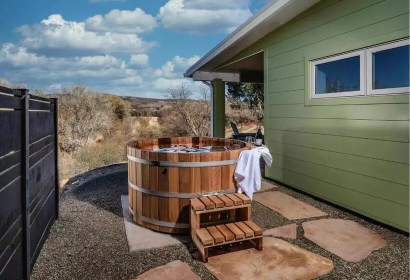 Hotelli Pitchner Place Creekfront Hot Tub Fire Pit