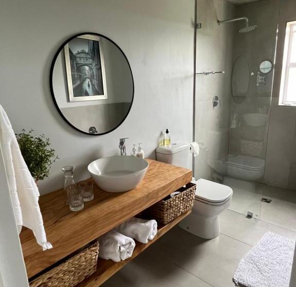 פנסיון The Lily Suite