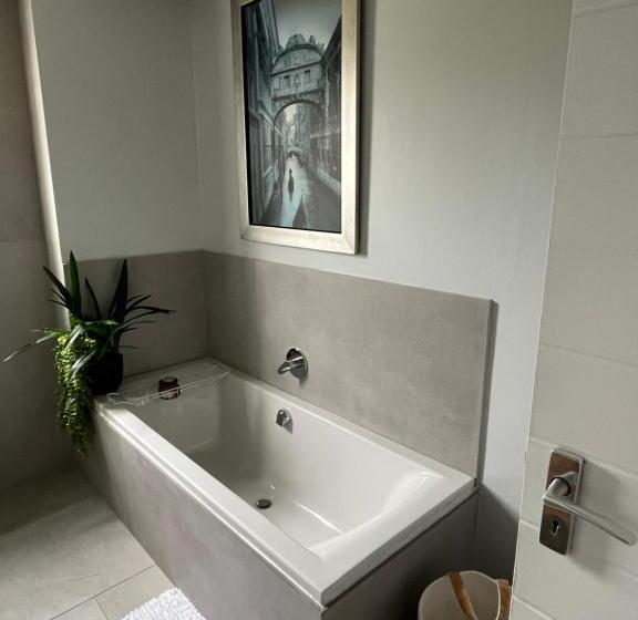 פנסיון The Lily Suite