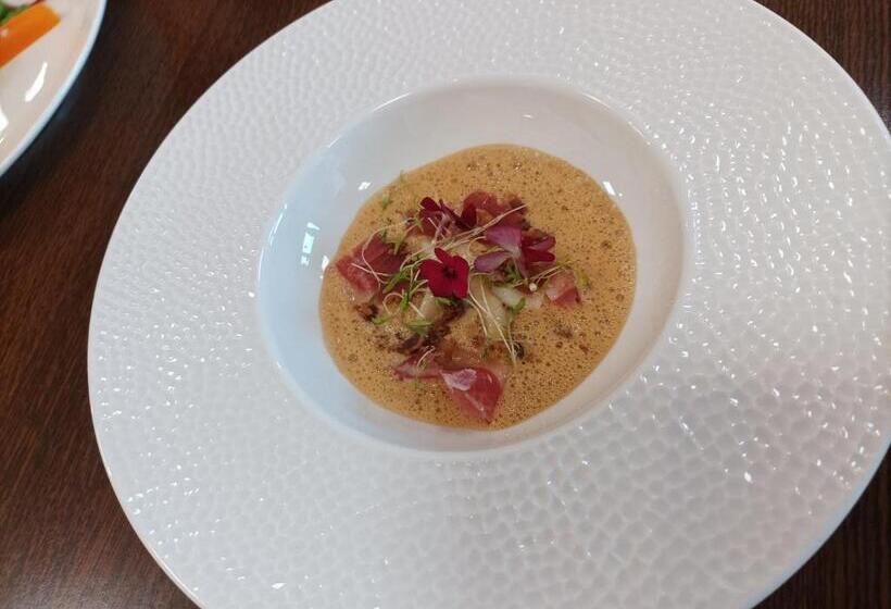 Отель Auberge De Mourjou