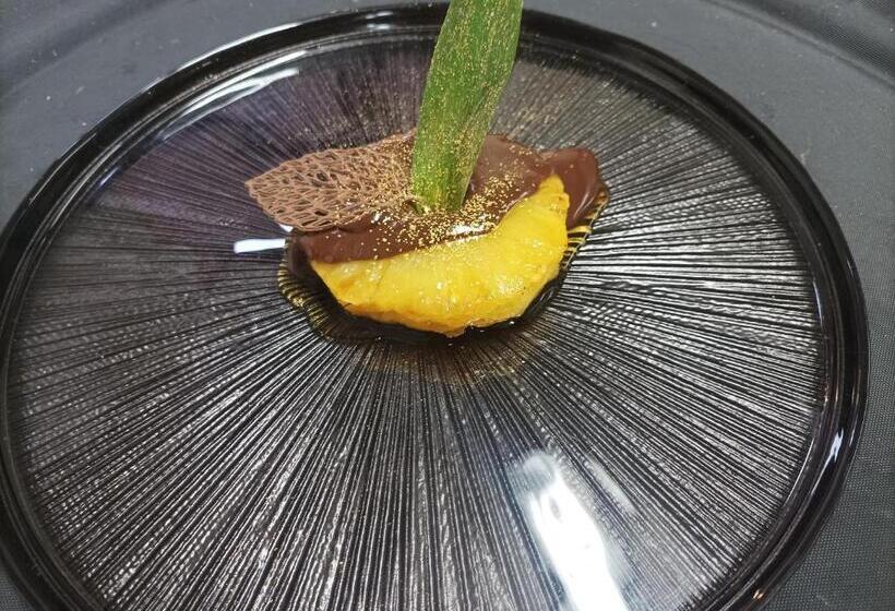 Отель Auberge De Mourjou