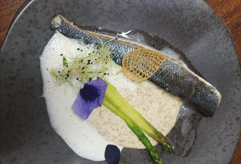 Отель Auberge De Mourjou