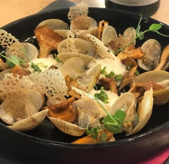 Отель Auberge De Mourjou