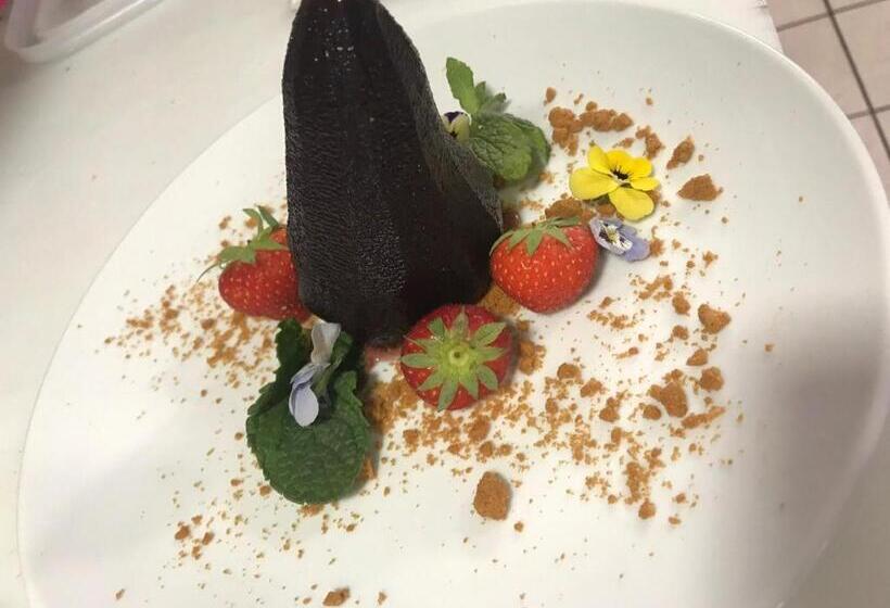 Отель Auberge De Mourjou