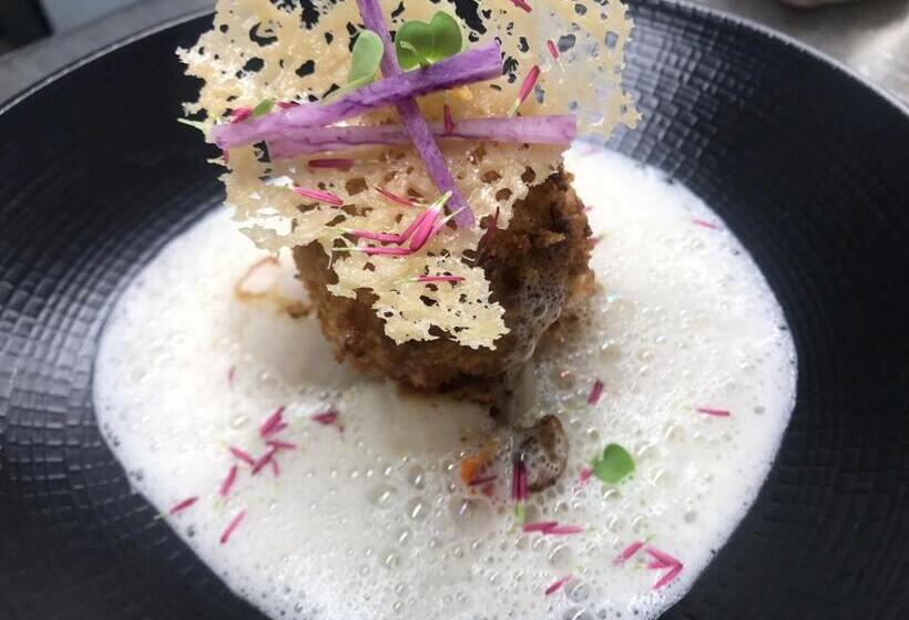 Отель Auberge De Mourjou