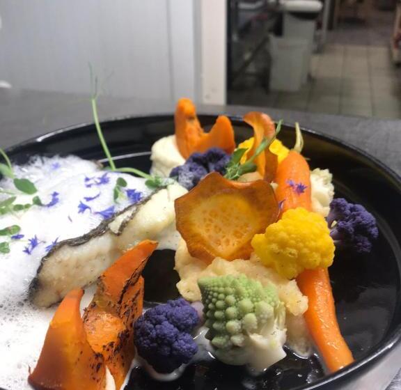 Отель Auberge De Mourjou