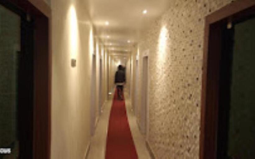 هتل Holiday Inn , Kanakpur