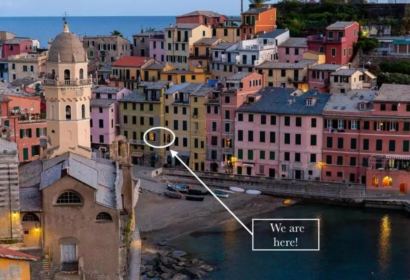 پانسیون The Vernazza Main Plaza   Rooms & Suites