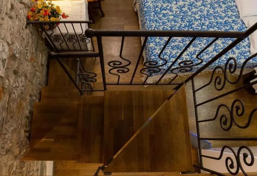 پانسیون The Vernazza Main Plaza   Rooms & Suites