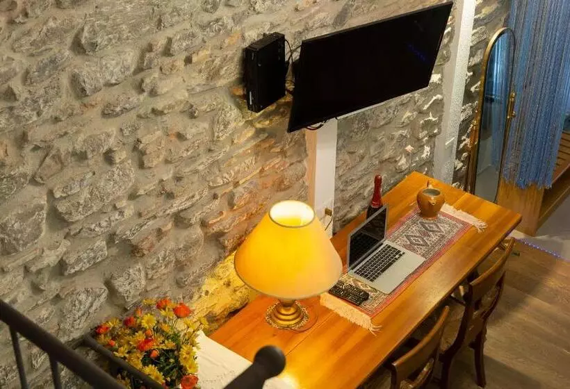 پانسیون The Vernazza Main Plaza   Rooms & Suites