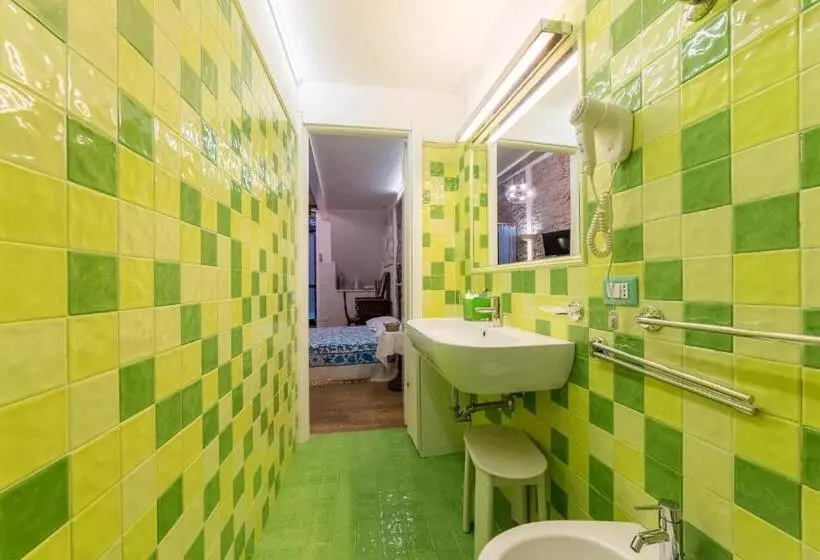 پانسیون The Vernazza Main Plaza   Rooms & Suites