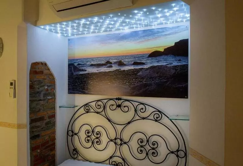 پانسیون The Vernazza Main Plaza   Rooms & Suites