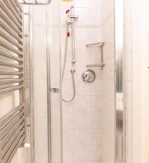 پانسیون The Vernazza Main Plaza   Rooms & Suites