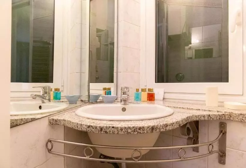 پانسیون The Vernazza Main Plaza   Rooms & Suites