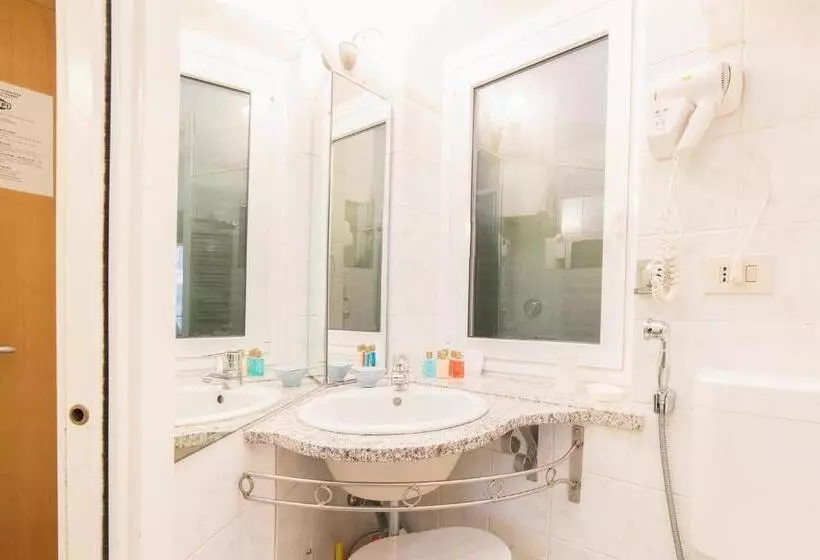 پانسیون The Vernazza Main Plaza   Rooms & Suites